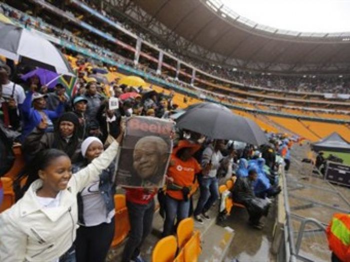 Con gestos de unidad despiden a Mandela