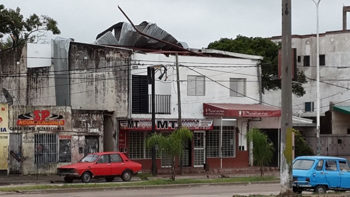 Una casa de la avenida Cazadores con su techo destruido.