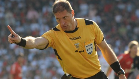 Pitana, el árbitro argentino del mundial, fue actor y jugó en Mandiyú