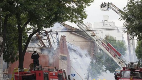 En un minuto, murieron trágicamente bomberos y rescatistas en el incendio de Barracas