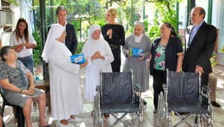 La misión solidaria de Karina Rabolini continuó en el Hogar de Ancianos