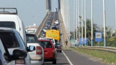 Un hombre se arrojó desde el puente Belgrano tras abandonar su auto