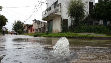 El agua caída complicó el funcionamiento de las cloacas en distintos puntos de Corrientes