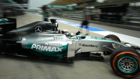 Hamilton de punta a punta en Malasia, con Mercedes
