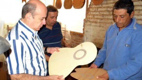 Canteros promueve prestigiosa fábrica de guitarras en el extremo sur de Corrientes
