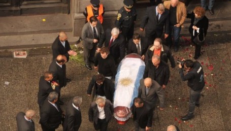 Emotivo homenaje a Alfredo Alcón en un multitudinario cortejo fúnebre