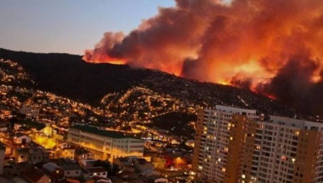 Chile sufre otra catástrofe: incendio forestal destruyó 500 casas y hay miles de evacuados