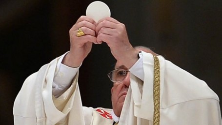 El Papa llamó a una mujer divorciada para decirle que puede comulgar 