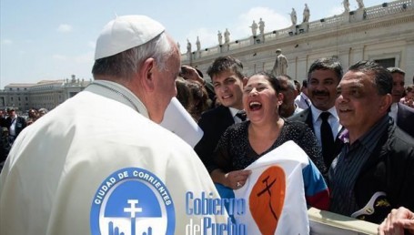 La bandera capitalina recibió la bendición papal luego de la polémica por la Cruz del Milagro