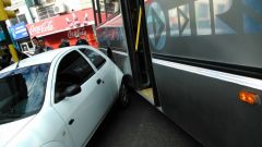 Un auto mal estacionado bloqueó a un bus articulado