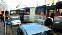 Un auto mal estacionado bloqueó a un bus articulado