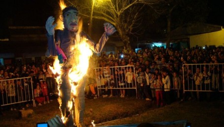 El Tatá Yehasá y la quema del muñeco convocaron a una multitud de fieles en el barrio Aldana