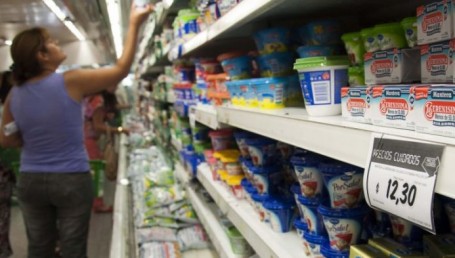 Según el Indec, las ventas en supermercados y shoppings registraron caídas