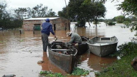 Colombi recorre la costa del río Uruguay y articula asistencia a los afectados por las inundaciones