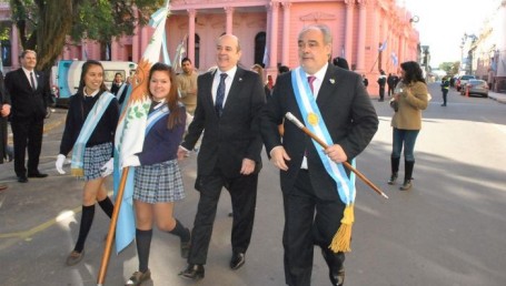 Colombi presidió el Desfile Patrio en la Costanera 