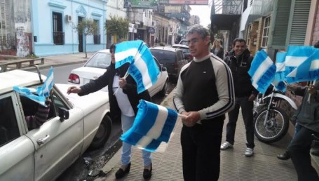 AMET regaló banderas para apoyar a Argentina 