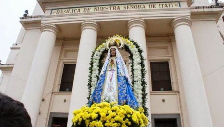 Miles de fieles se acercan a saludar a María de Itatí 
