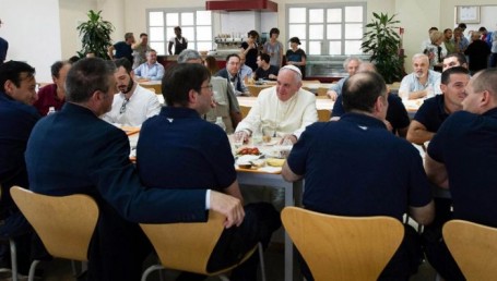 Como uno más, el Papa almorzó con los empleados del Vaticano