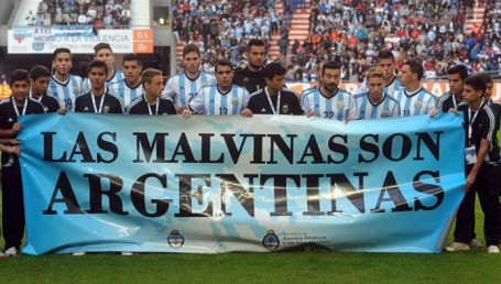Fuerte sanción de la FIFA porque la Selección exhibió una bandera en defensa de las Malvinas