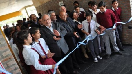 Colombi inauguró escuelas en Ituzaingó y Villa Olivari