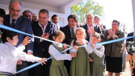 Empedrado: Colombi inauguró una escuela y aseguró avances en infraestructura