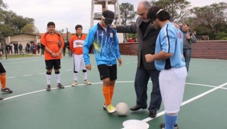 Colombi inauguró cancha de futbol para no videntes