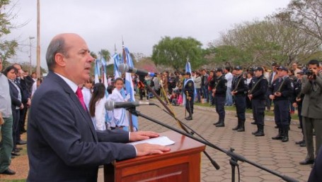 Gustavo en Ituzaingó: anunció la apertura oficial de escuela secundaria y obras de agua potable