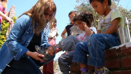 Otra recorrida de la Fundación Da Más: libros, zapatillas y medicamentos para escuelas rurales