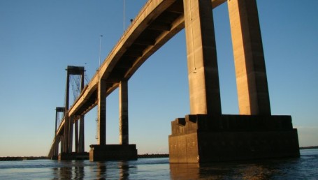 Tras el último choque de barcazas, anuncian inversión de 250 millones para defender el puente