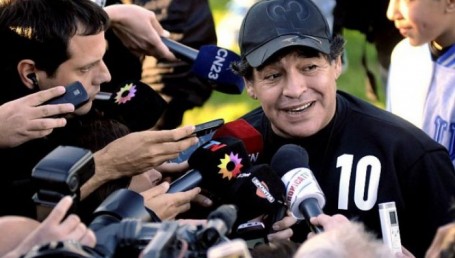 Maradona pide que Bianchi renuncie 