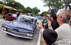 Día de la Diversidad: una jornada única vivió Santa Ana con los autos clásicos