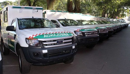 El Gobernador entrega ambulancias y diplomas para técnicos en emergencias