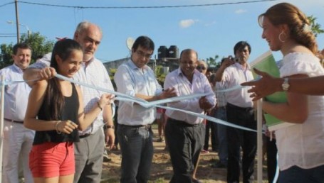 Loreto: Colombi entregó viviendas y anunció obras