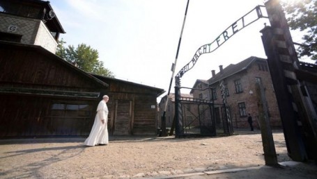 El Papa en Auschwitz: "Perdón por tanta crueldad"