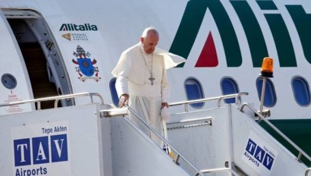 El Papa llegó a Georgia en una misión de paz 
