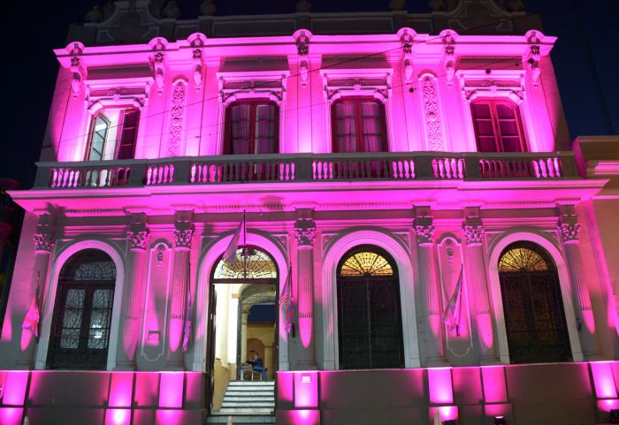 El Municipio se iluminó de rosa en el Día contra el Cáncer de Mama