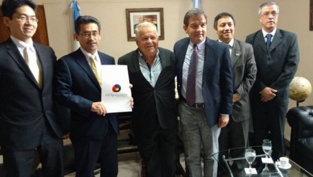 Dos Santos recibió a representantes de la Embajada de Japón