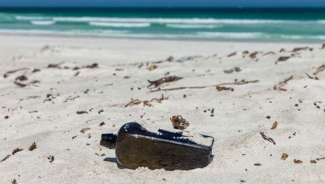 Hallaron el mensaje más antiguo de la historia arrojado al mar en una botella