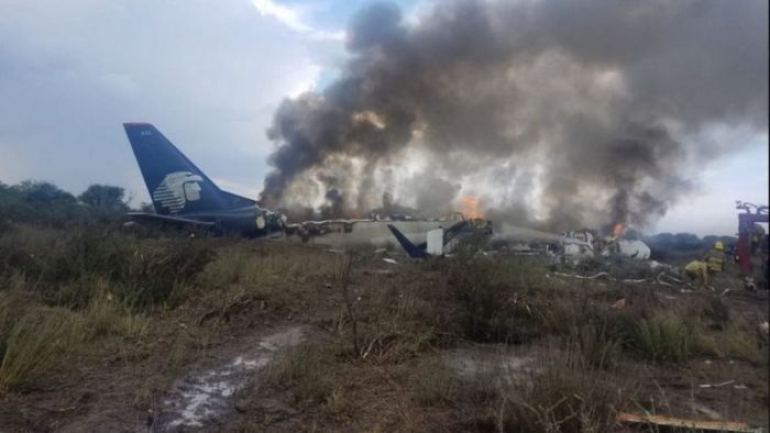 Cayó un avión de Aeroméxico con unos 100 pasajeros a bordo