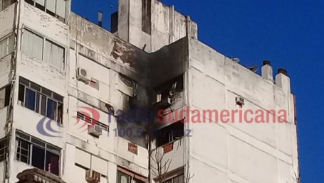 Susto y caos en pleno microcentro por un incendio registrado en un edificio: no hay personas heridas