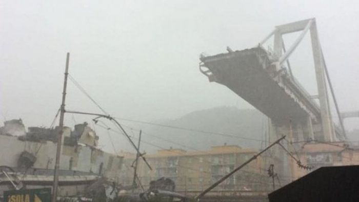 Colpasó un puente en Génova y varios autos cayeron al vacío