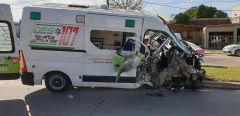 Grave accidente entre ambulancia y 2 motocicletas: varios heridos