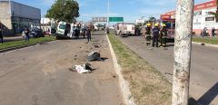 Grave accidente entre ambulancia y 2 motocicletas: varios heridos