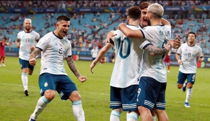 Argentina clasificó a cuartos con goles de Martínez y el Kun