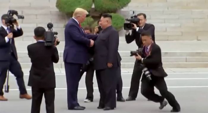 Histórico: Trump, primer presidente de EEUU que pisa Corea del Norte desde la guerra fría